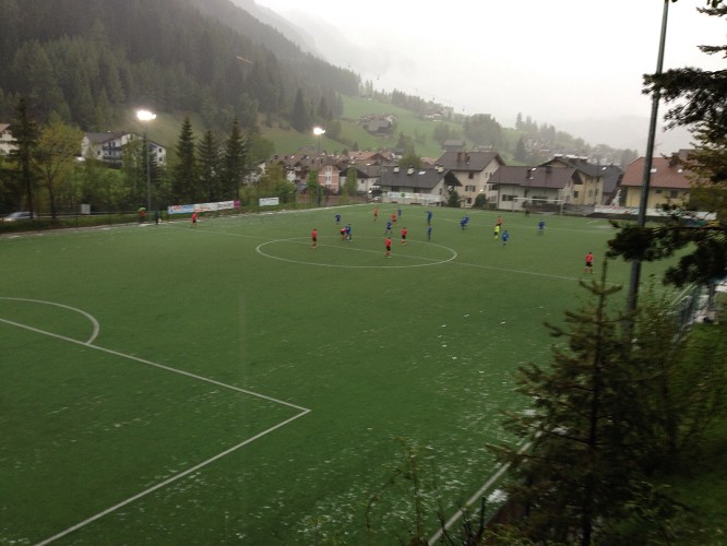 Fc Gherdeina spielt im Dauerregen ein 0/0 gegen Luesen